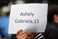 Un estudiante guatemalteco sostiene una pancarta con el nombre de una de las 40 niñas que murieron en un incendio en un albergue estatal, durante una protesta exigiendo justicia para las víctimas, en la Universidad San Carlos en la Ciudad de Guatemala, el 15 de marzo de 2017. En el papel se lee "Ashley Gabriela, 15 años". (Foto: JOHAN ORDONEZ/AFP a través de Getty Images)