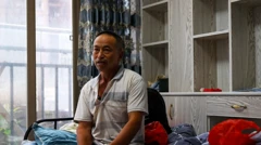 தனது மகனுக்காக பெரும் செலவில் தேடிய மணமகள், திருமணமான இரண்டு வாரங்களிலேயே தப்பிச் சென்றதாக சூ ரூலின் கூறுகிறார்.