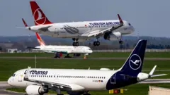Prag'daki bir havalimanının pisti. Pist üzerinde iki uçak var. Bir Türk Hava Yolları uçağı da iniş yapıyor.
