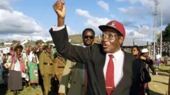 Aha yari yitavye mitingi y'umugambwe ZANU PF mu gisagara ca Mutare kri nko kuri kilometero 290 mu buseruko bw'umugwa mukuru Harare, ku wa 9 y'ukwa gatandatu 2000