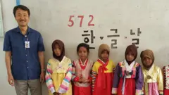 찌아찌아족이 사는 부톤섬에 남은 처음이자 유일한 한국인 한글 교사 정덕영(왼쪽)