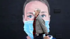 Homem andando de máscara