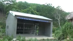 Chuồng bò nằm trong dự án dành cho người dân tộc Ơ Đu ở Nghệ An.