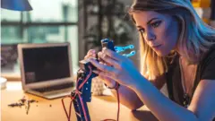 Женщина с прибором