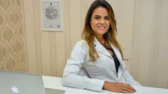 A médica Marina Aguiar, em seu consultório