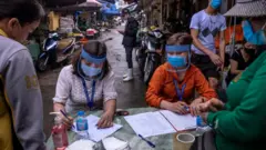 Nhiều người còn cho rằng việc đòi hỏi "giấy thông hành" này chẳng khác gì một loại giấy phép con