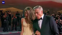 Glumac, pomoć u nevolji, fotograf – Kluni na crvenom tepihu u Veneciji