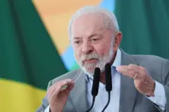 Lula gesticulando enquanto discursa