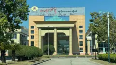 စစ်ခေါင်းဆောင်မဲပေးမယ့် ဇေယျာသီရိကုန်တိုက်က အနော်ရထာမဲရုံကိုတွေ့ရစဉ်