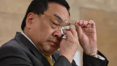 ระหว่างแถลงข่าว อุปกิต สะอื้นและซับน้ำตาหลายครั้ง