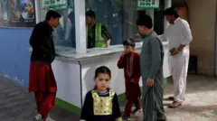 Des hommes et des enfants devant un poste de garde.