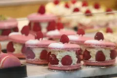 doces com creme e frutas.