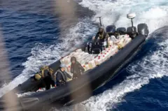 Foto de embarcação interceptada pela Marinha de Portugal transportando mais de 300 depósitos de combustível.