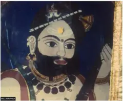 पिता की मौत के बाद ग़रीब मां ने अनूपगिरी को एक सेनापति को सौंप दिया था.