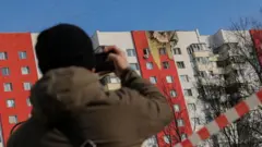 Tan iyo markii Ruushku si buuxda u bilaabay duullaanka Ukraine saddex sano ka hor, Kyiv waxay dhowr jeer ku qaaday Moscow weerarro drone ah.