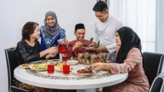 Ilustrasi kumpul keluarga saat Lebaran.