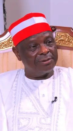 Rabiu Kwankwaso, aka chịburu kano steeti dịka o nye uwe ọcha na okpu mmemme