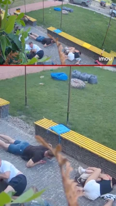 Dve spojene fotografije na kojima ljudi leže na podu