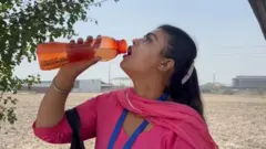 'ક્યારેક ગરમીમાં ચાલતાં-ચાલતાં ચક્કર આવવા લાગે છે', ભીષણ ગરમીમાં પણ ભરબપોરે કામ કરવા મજબૂર આશા વર્કરની કહાણી