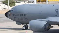 Літак-заправник Boeing KC-135 Stratotanker ВПС США в аеропорту.