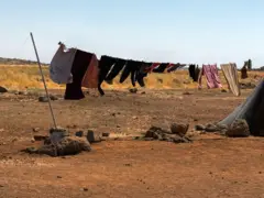 حبل غسيل أمام خيمة في مخيم المليحة، شرقي محافظة درعا.