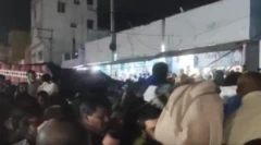 तिरुपति मंदिर के बाहर जमा भीड़ 