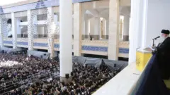 O líder supremo iraniano, aiatolá Ali Khamenei, segura um rifle enquanto lidera a oração de sexta-feira na Mesquita Imam Khomeini Musalla, em Teerã, Irã, em outubro de 2024.