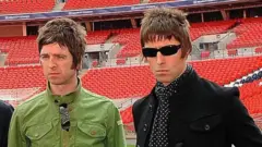 Os irmãos Noel e Liam Gallagher.