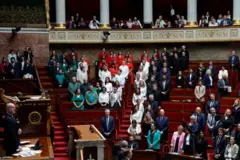 النواب الفرنسيون يشكلون العلن الفلسطيني في الجمعية الوطنية في باريس في 4 يونيو/حزيران 2024