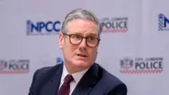 ब्रिटेन के प्रधानमंत्री किएर स्टार्मर पर एलन मस्क ने ग्रूमिंग गैंग्स केस ठीक से हैंडल न करने का आरोप लगाया है.