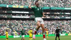 Raul Jimenez, número 9 do México, comemora o segundo gol de sua equipe durante a partida do Grupo A da Copa do Mundo da FIFA 2026 entre México e África do Sul, no Estádio da Cidade do México, em 11 de junho de 2026, na Cidade do México, México. (Foto de Carl Recine/Getty Images)