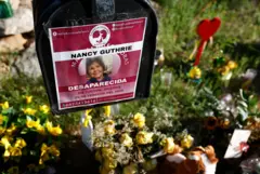 Un cartel que anuncia la desaparición de Nancy Guthrie.