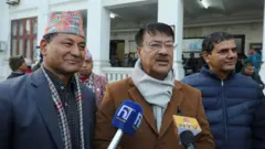 निर्वाचन आयोगमा समानुपातिक उम्मेदवारको बन्दसूची बुझाउन पुगेका नेपाली कांग्रेसका नेता मीन विश्वकर्मालगायत