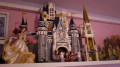 Un castillo hecho con Legos y una princesa de Disney