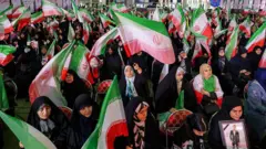 الإيرانيون يقيمون مراسم إحياء ذكرى المتظاهرين الذين قُتلوا في حملة قمع حكومية. نساء يلوّحن بالأعلام الإيرانية أثناء حضورهن مراسم تأبين بمناسبة مرور 40 يوماً على الضحايا الذين قُتلوا في احتجاجات مناهضة للحكومة في إيران، 17 فبراير/ شباط 2026.