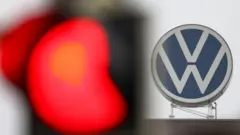 Логотип Volkswagen на фоне светофора