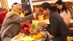 २०८० को दशैँमा एक व्यक्तिलाई टीका लगाइदिँदै राष्ट्रपति रामचन्द्र पौडेल