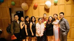 TS Phuong Nguyen (thứ 4, trái) cùng nhóm hợp ca Quintessence sau đêm văn hóa Cafe Sài Gòn do Hội Sinh viên Người Việt Đại học Cornell tổ chức