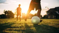 Yarandığı gündən etibarən futbol oyununa müxtəlif qaydalar əlavə edilib və indi onların icrasına beynəlxalq təşkilatlar nəzarət edir.