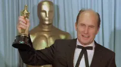 Robert Duvall segurando uma estatueta do Oscar