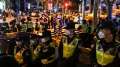 የፖሊስ መኮንንኖች ባለፈው ዕሑድ በሸንጋይ ተቃዋሚዎች ላይ መንግድ ዘግተዋል