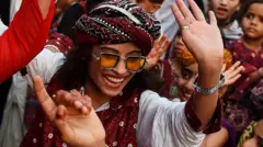 सिंध में जश्न मनाते लोग