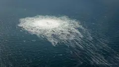 Las burbujas de gas de la fuga Nord Stream 2 que alcanzan la superficie del mar Báltico en el área muestran la perturbación de un pozo de más de un kilómetro de diámetro cerca de Bornholm