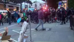 ماموران پلیس سیاتل سرتاپا مجهز وارد این منطقه شدند.