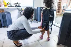 Deysi Vargas arruma a mochila com o sistema de alimentação por sonda de sua filha Sofia (nome fictício)