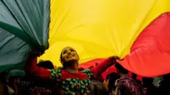 தன்பாலின ஈர்ப்ப்பாளர்கள் திருமணத்துக்கு உச்சநீதிமன்றம் தடை