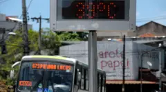 Termômetro em uma rua no Rio de Janeiro mostra 39°C