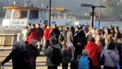 حشود من الروس يتجمعون لعبور نهر دينيبرو