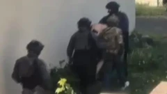 На обнародованных кадрах запечатлен арест одного из подозреваемых