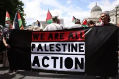 مظاهرة داعمة لحركة "فلسطين أكشن" في ميدان ترافالغار، لندن، بريطانيا، 23 يونيو 2025.